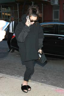 Kim Kardashian feet photo thumbnail