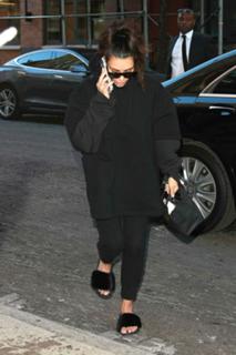 Kim Kardashian feet photo thumbnail