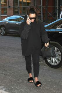 Kim Kardashian feet photo thumbnail