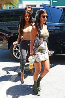 Kim Kardashian feet photo thumbnail
