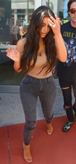 Kim Kardashian feet photo thumbnail