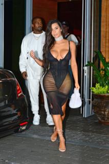Kim Kardashian feet photo thumbnail