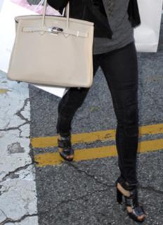 Kim Kardashian feet photo thumbnail