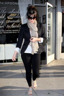 Kim Kardashian feet photo thumbnail