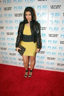 Kim Kardashian feet photo thumbnail