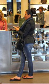 Kim Kardashian feet photo thumbnail