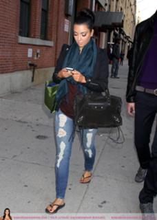 Kim Kardashian feet photo thumbnail