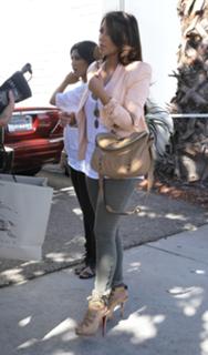 Kim Kardashian feet photo thumbnail