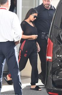 Kim Kardashian feet photo thumbnail