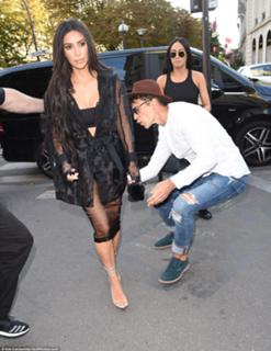 Kim Kardashian feet photo thumbnail