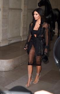 Kim Kardashian feet photo thumbnail