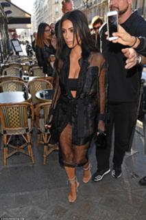 Kim Kardashian feet photo thumbnail