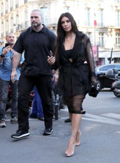 Kim Kardashian feet photo thumbnail