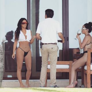 Kim Kardashian feet photo thumbnail