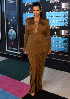 Kim Kardashian feet photo thumbnail