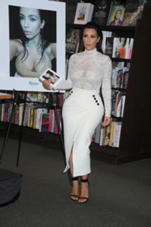 Kim Kardashian feet photo thumbnail
