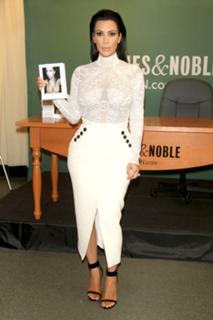 Kim Kardashian feet photo thumbnail