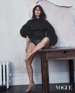 Kim Kardashian feet photo thumbnail