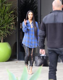 Kim Kardashian feet photo thumbnail