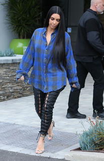 Kim Kardashian feet photo thumbnail