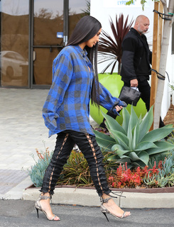 Kim Kardashian feet photo thumbnail