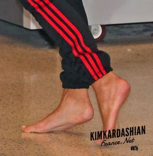 Kim Kardashian feet photo thumbnail