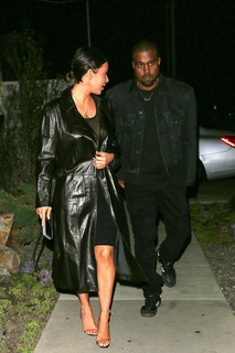 Kim Kardashian feet photo thumbnail