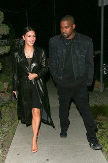 Kim Kardashian feet photo thumbnail