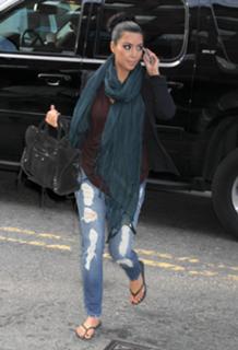 Kim Kardashian feet photo thumbnail