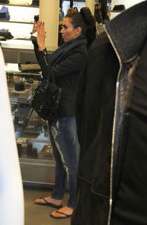 Kim Kardashian feet photo thumbnail