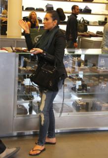 Kim Kardashian feet photo thumbnail