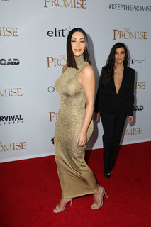 Kim Kardashian feet photo thumbnail