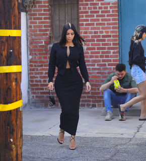 Kim Kardashian feet photo thumbnail