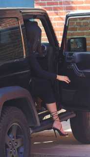 Kim Kardashian feet photo thumbnail