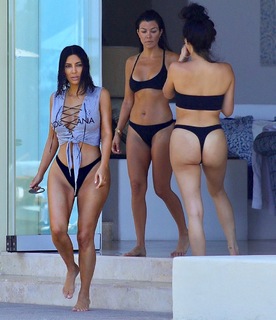 Kim Kardashian feet photo thumbnail