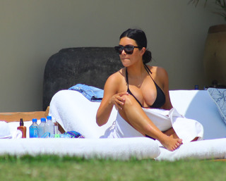 Kim Kardashian feet photo thumbnail