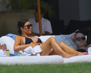 Kim Kardashian feet photo thumbnail