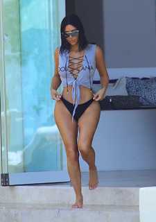 Kim Kardashian feet photo thumbnail