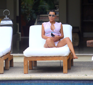 Kim Kardashian feet photo thumbnail