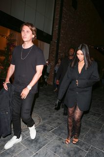 Kim Kardashian feet photo thumbnail