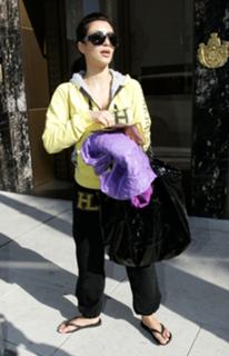 Kim Kardashian feet photo thumbnail