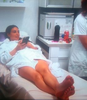 Kim Kardashian feet photo thumbnail