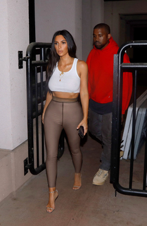 Kim Kardashian feet photo thumbnail