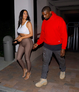 Kim Kardashian feet photo thumbnail