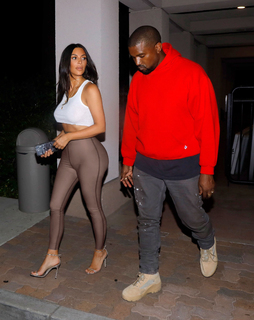 Kim Kardashian feet photo thumbnail