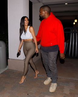 Kim Kardashian feet photo thumbnail