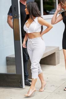 Kim Kardashian feet photo thumbnail