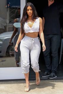 Kim Kardashian feet photo thumbnail