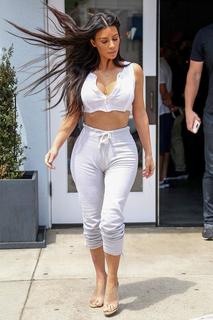 Kim Kardashian feet photo thumbnail