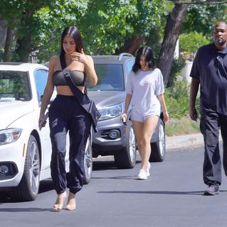 Kim Kardashian feet photo thumbnail